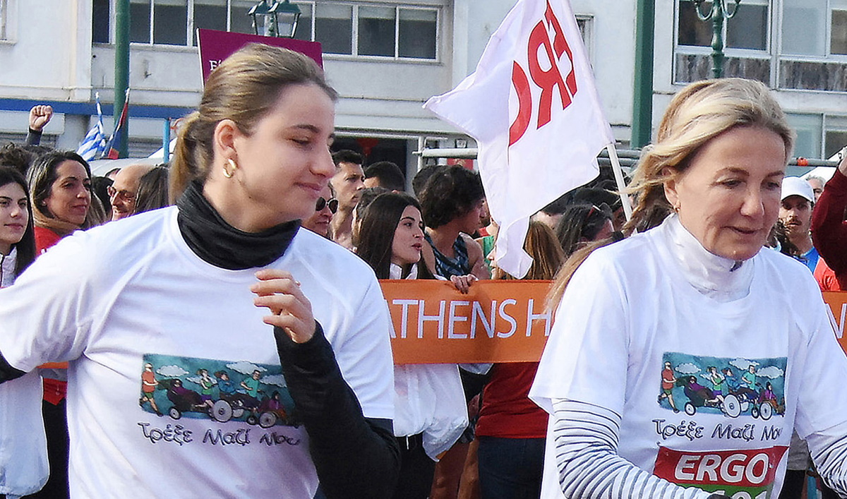 Μαρέβα Μητσοτάκη: Έτρεξε στον Ημιμαραθώνιο της Αθήνας μαζί με την κόρη της, Δάφνη