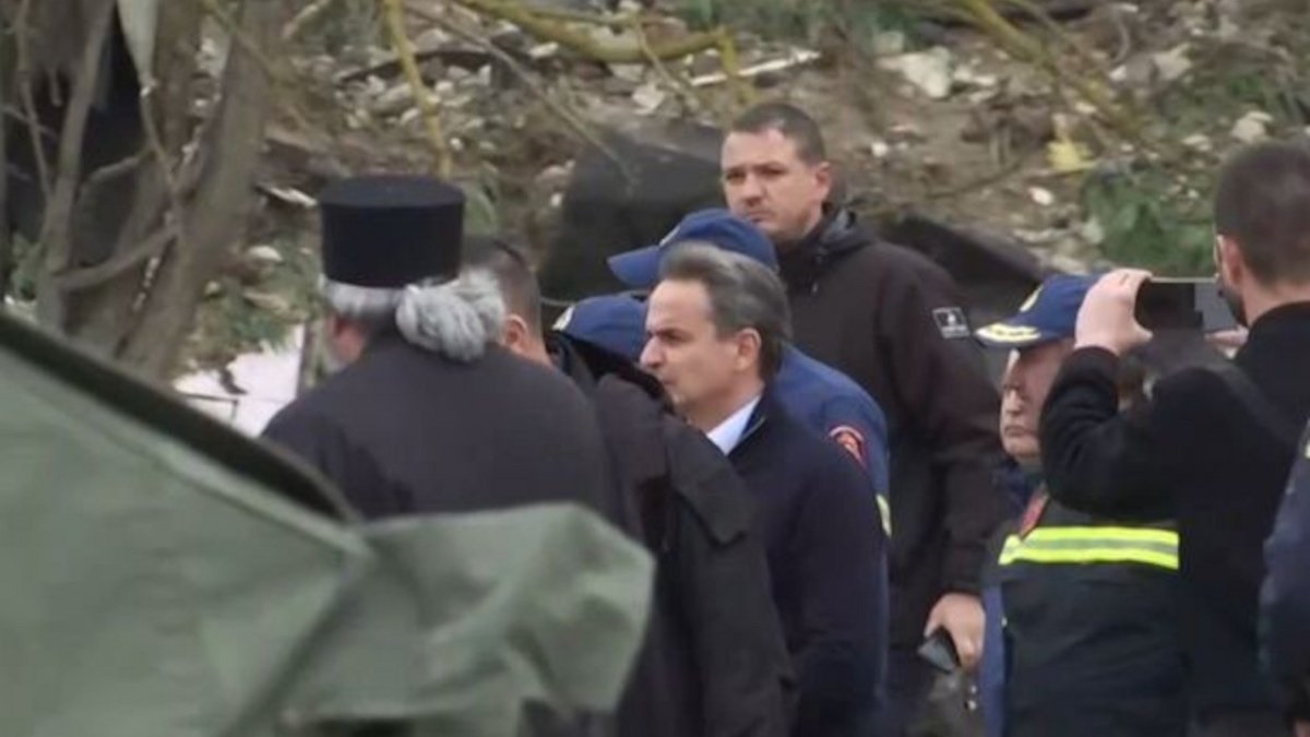 Σύγκρουση τρένων στα Τέμπη: Στον τόπο του δυστυχήματος ο πρωθυπουργός – «Είναι ανείπωτη τραγωδία»