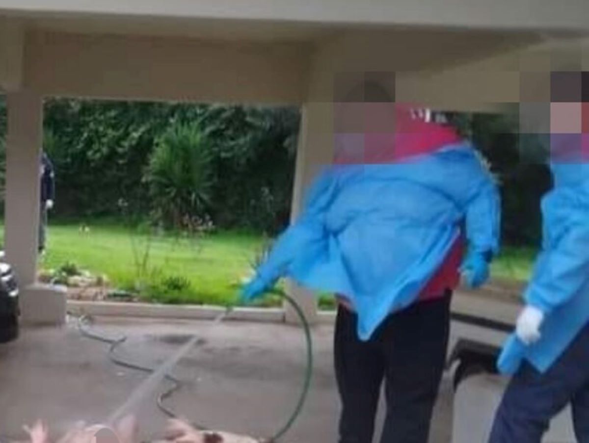 Ωρωπός: Σάλος με τους νοσηλευτές που έπλυναν με λάστιχο 70χρονη σε γκαράζ για να μη λερώσει το ασθενοφόρο