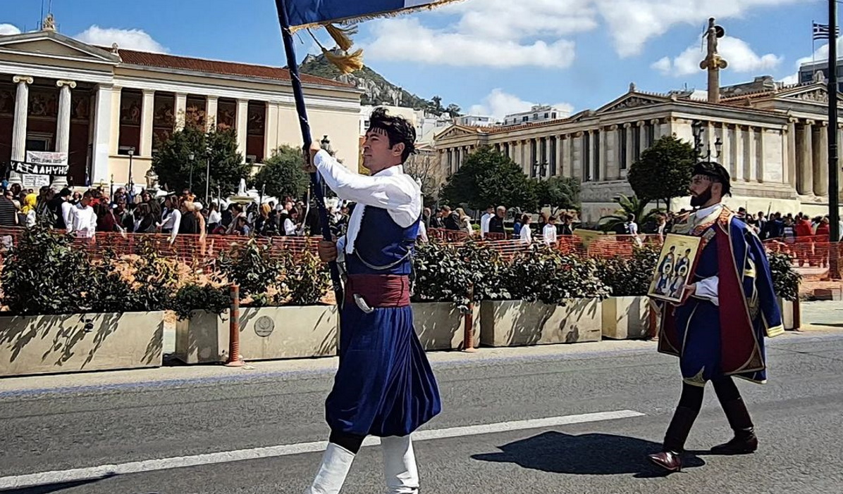Νίκος Παπαδάκης: Με παραδοσιακή ενδυμασία στη μεγάλη στρατιωτική παρέλαση στο Σύνταγμα