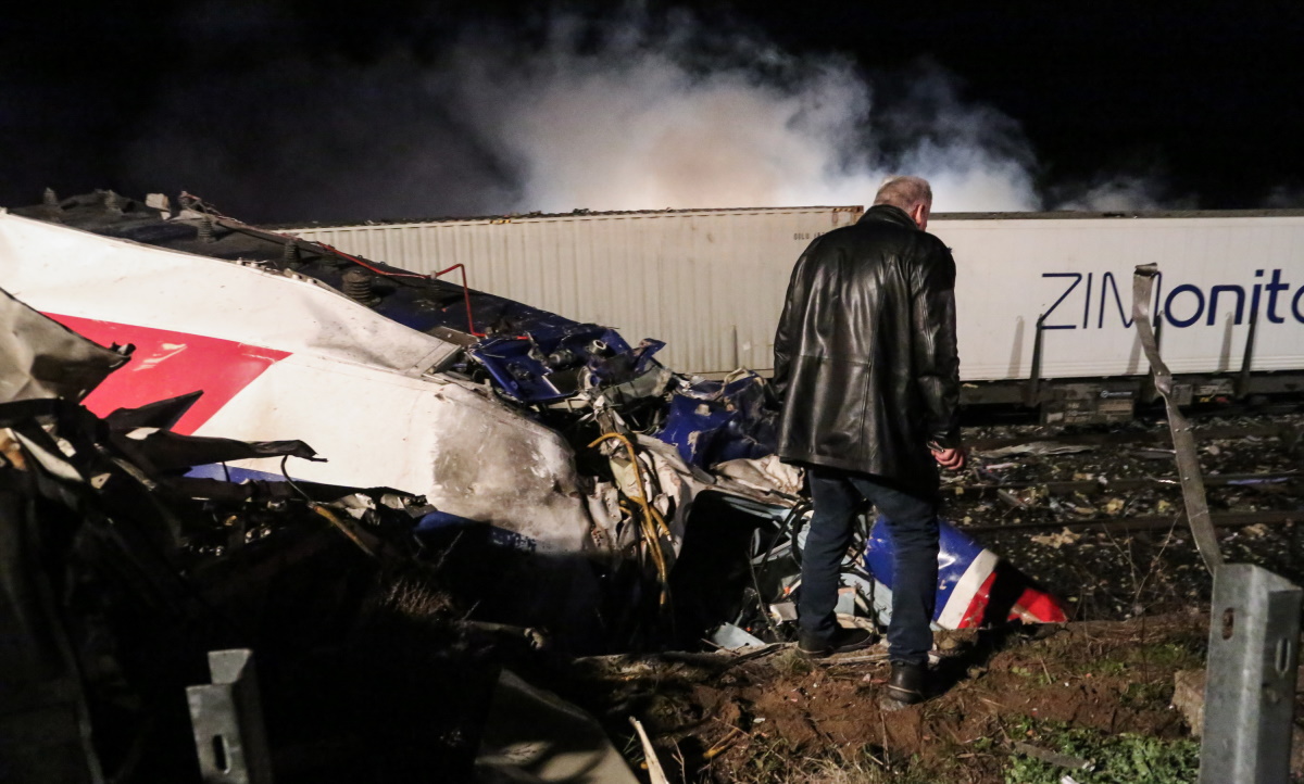 Σύγκρουση τρένων στα Τέμπη: Πατέρας αναζητά τον 26χρονο γιο του – «Δεν είναι στους νεκρούς ούτε στους τραυματίες»