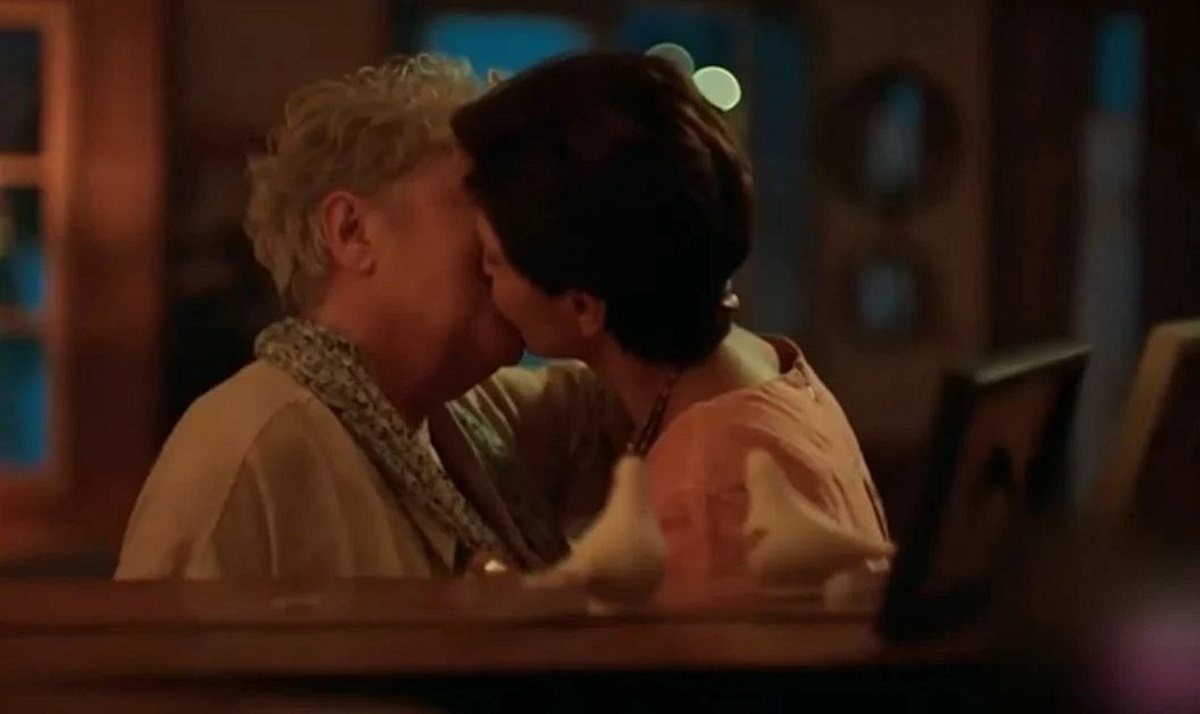 Τάνια Τσανακλίδου – Ταμίλα Κουλίεβα: Το γκέι φιλί τους που έγινε viral