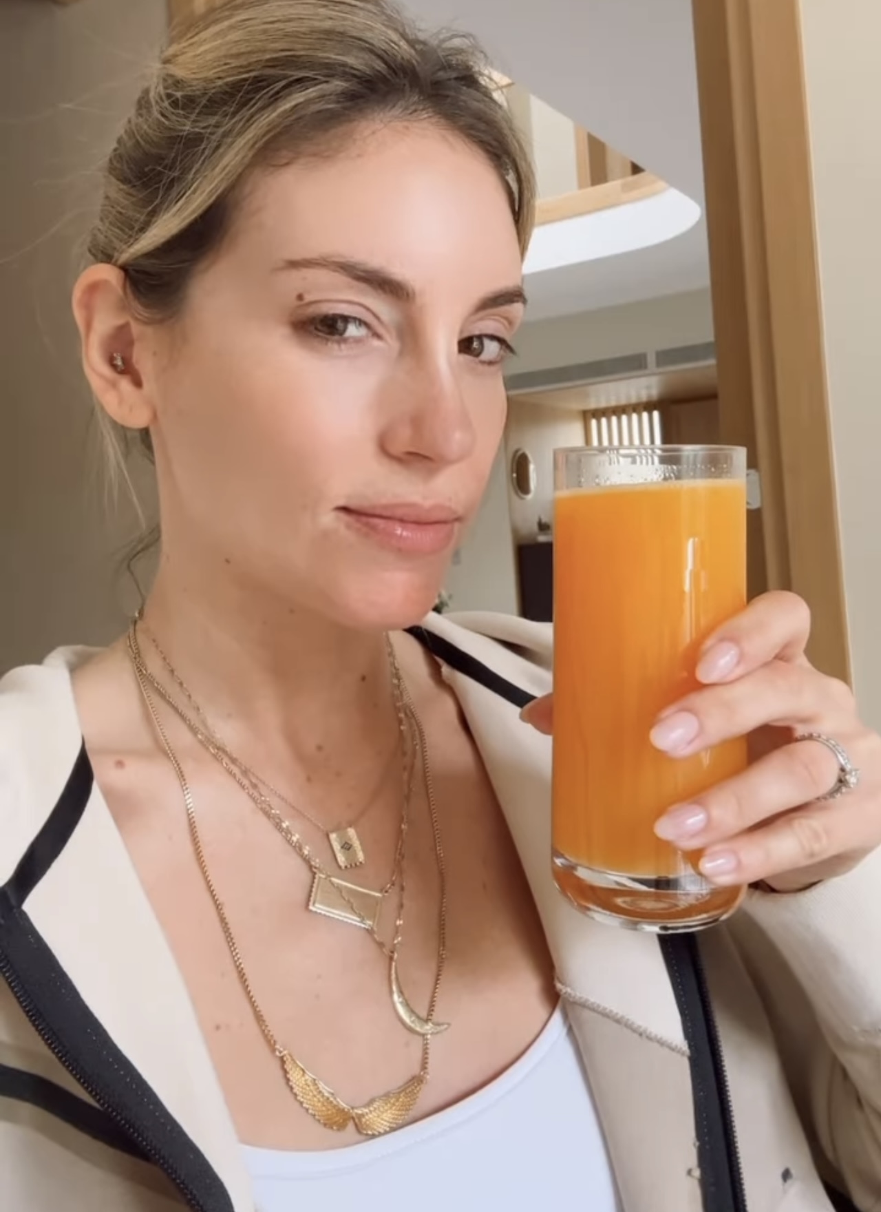 Αθηνά Οικονομάκου lip gloss nails