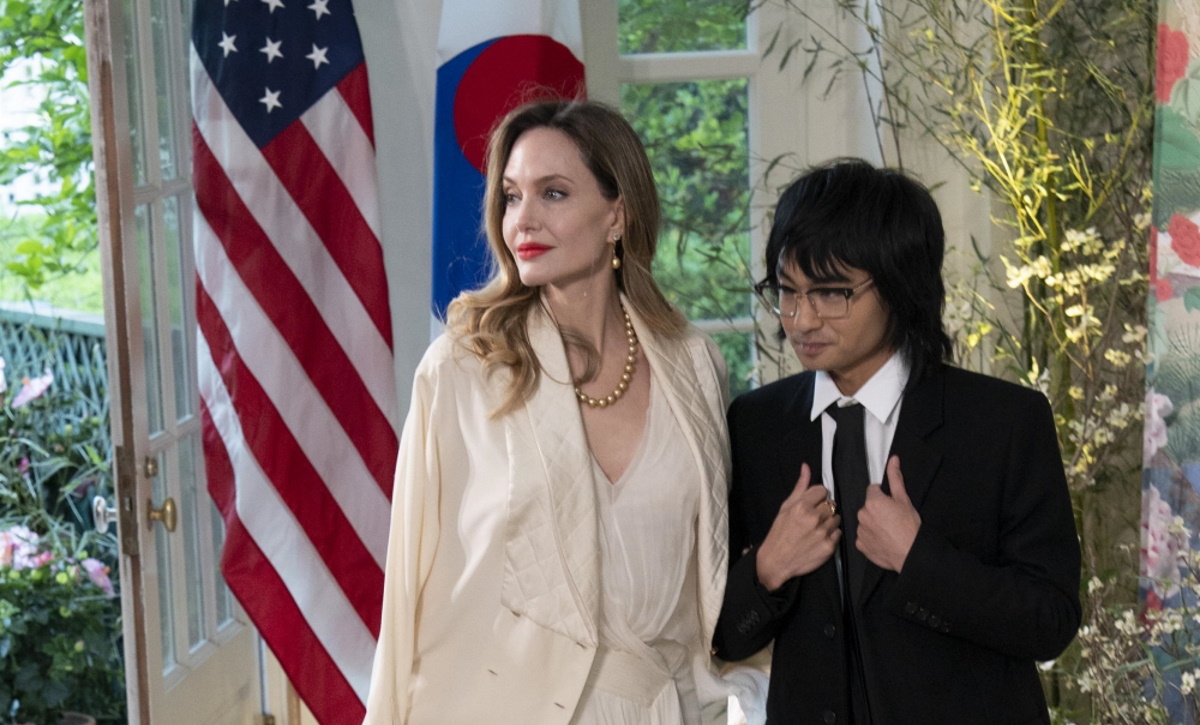 Αντζελίνα Τζολί: Σπάνια επίσημη εμφάνιση με τον μεγάλο γιο της Μάντοξ