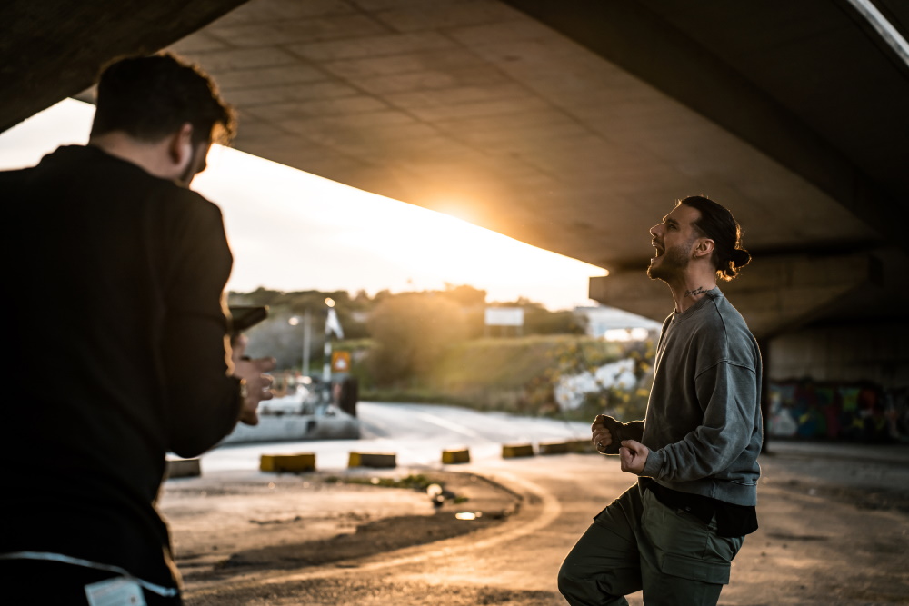 Ο Άρις Πετράκης στα backstage του music video για το τραγούδι «Μες Στα Μάτια».