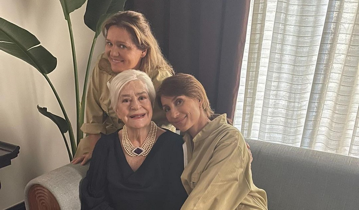 Μαρία Καβογιάννη και Ευδοκία Ρουμελιώτη αποχαιρετούν την Κατερίνα Χέλμη