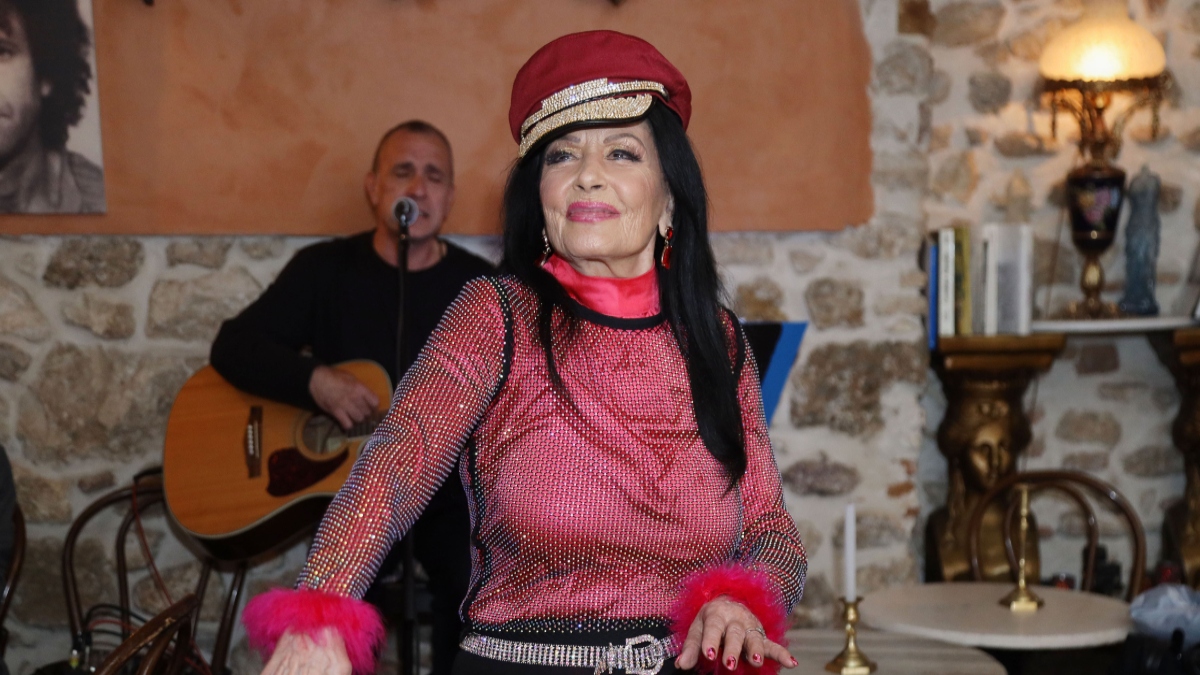 Ζωζώ Σαπουντζάκη: Γιόρτασε το όνομά της παρέα με καλούς φίλους, τραγούδι και χορό