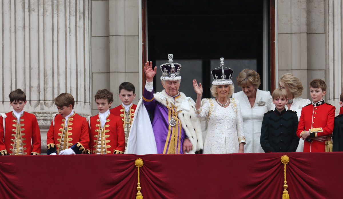 Βασιλιάς Κάρολος – Βασίλισσα Καμίλα: Η πρώτη τους επίσημη εμφάνιση στο μπαλκόνι του Μπάκιγχαμ