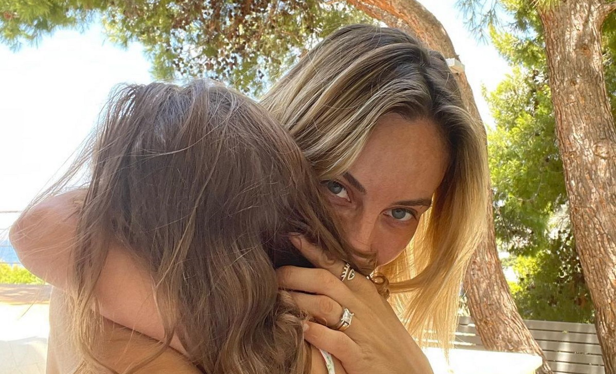 Ελεονώρα Μελέτη: Γιατί δεν δείχνει το πρόσωπο της κόρης της στα social media; – Τι απαντά η παρουσιάστρια