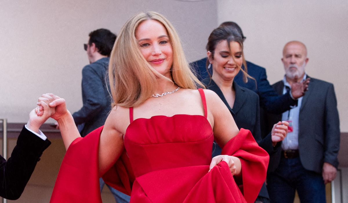 Κάννες 2023: Η Τζένιφερ Λόρενς με δημιουργία Christian Dior και σαγιονάρες στο κόκκινο χαλί