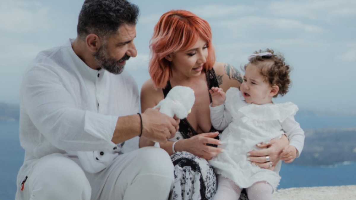 Δημήτρης Καμπόλης: Βάφτισε την κόρη του στη Σαντορίνη