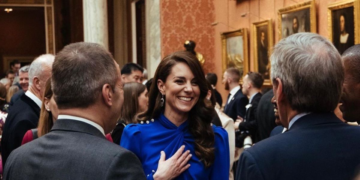 Πριγκίπισσα Κάθριν: Πόσο κόστισε το μπλε φόρεμα που φόρεσε στη δεξίωση της στέψης του Καρόλου στο παλάτι του Μπάκιγχαμ