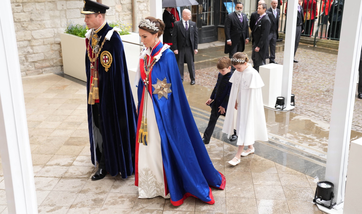 Πριγκίπισσα Κάθριν: Ποζάρει για πρώτη φορά με το ιβουάρ Αlexander McQueen φόρεμα της στέψης