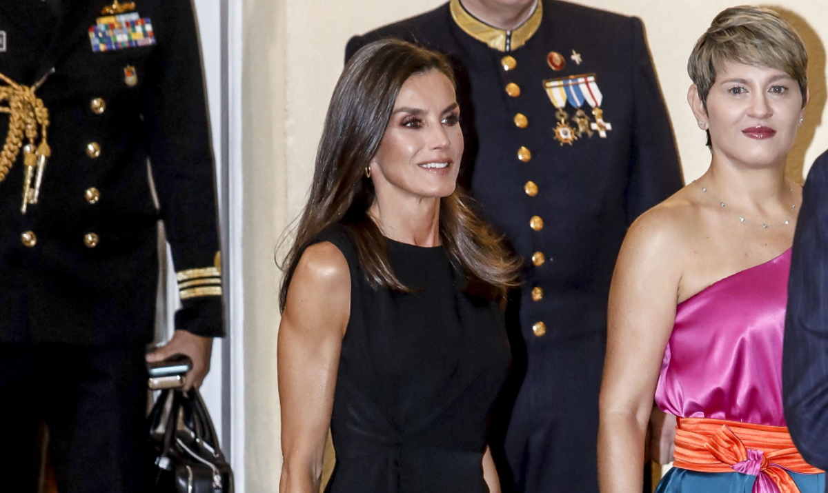 Bασίλισσα Λετίσια: Mε little black dress σε στυλ Όντρεϊ Χέμπορν στη νέα της εμφάνιση