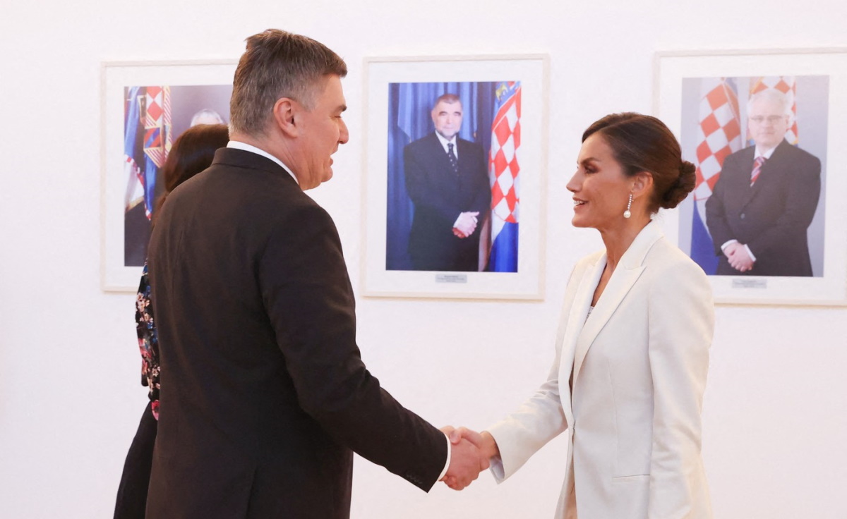 Βασίλισσα Λετίσια: Με λευκό κοστούμι Βοss σε επίσημη εμφάνιση στην Κροατία – Πόσο κοστίζει