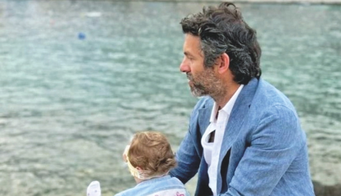 Φίλιππος Μιχόπουλος: Με την κόρη του Σιέννα με φόντο το λιμάνι του Γυθείου