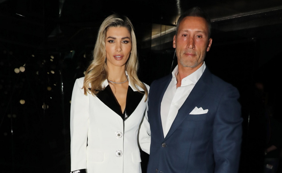 Aλεξάνδρα Παναγιώτου: Με glam τσάντα Valentino σε βραδινή της έξοδο δίπλα στον σύζυγό της, Ανδρέα – Πόσο κοστίζει