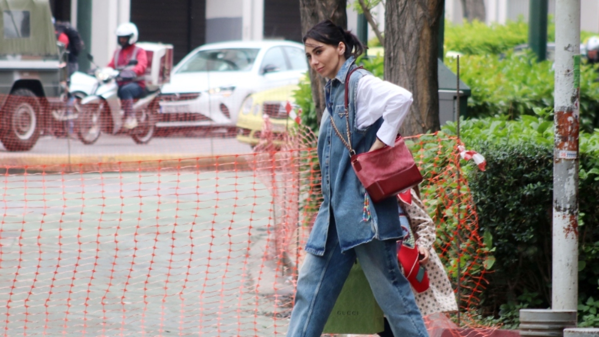 Ολυμπία Χοψονίδου: Βόλτα με την κόρη της με total denim Prada look