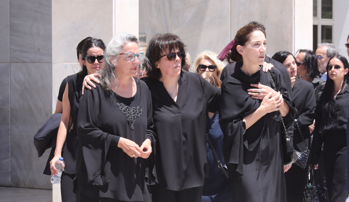 Νόνικα Γαληνέα: Μια αγκαλιά οι κόρες της στην κηδεία