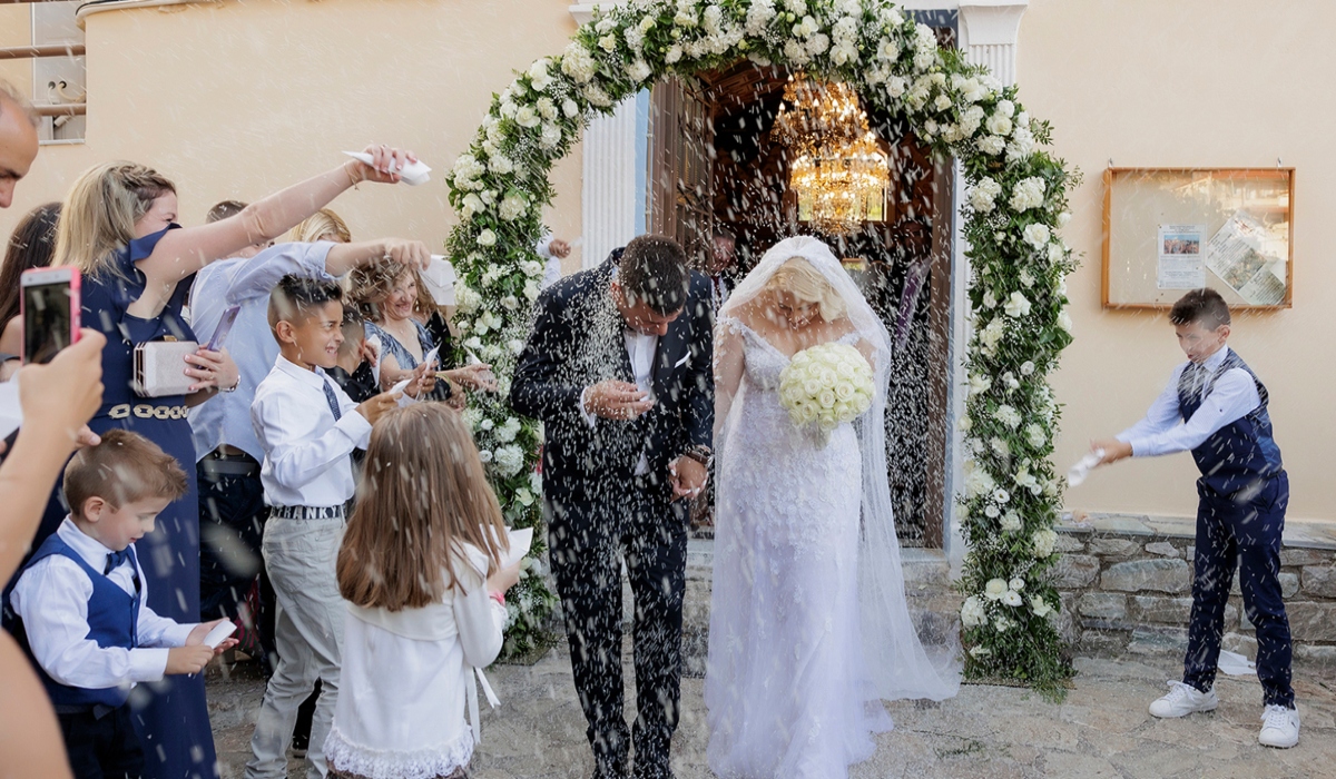 Έλλη Ρουμπάκου – Παναγιώτης Βαμβαλής: Παντρεύτηκαν στη Μονεμβασιά – Η Ζήνα Κουτσελίνη στις χαρές του ζευγαριού