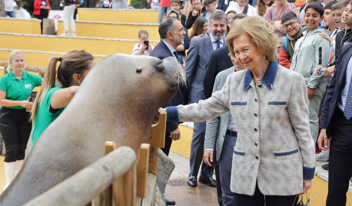 Σοφία της Ισπανίας: Με αυστηρό σακάκι σε επίσημη επίσκεψη στον ζωολογικό κήπο