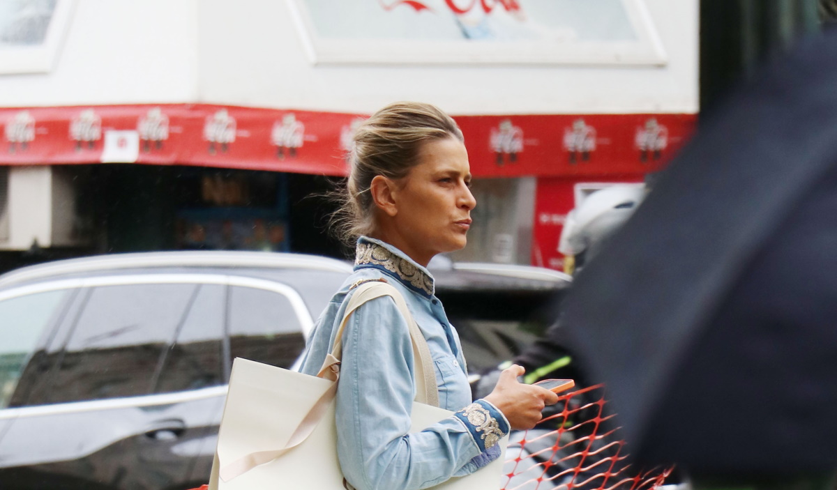 Τατιάνα Μπλάτνικ: Casual εμφάνιση με ψάθινη sold out τσάντα – Βρήκαμε πόσο κοστίζει