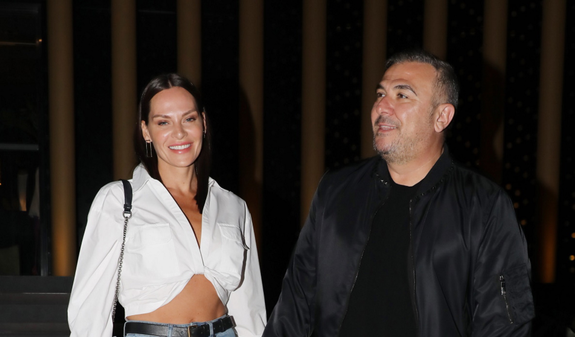 Υβόννη Μπόσνιακ: Με σέξι cropped πουκάμισο και skinny τζιν σε βραδινή έξοδο με τον Αντώνη Ρέμο