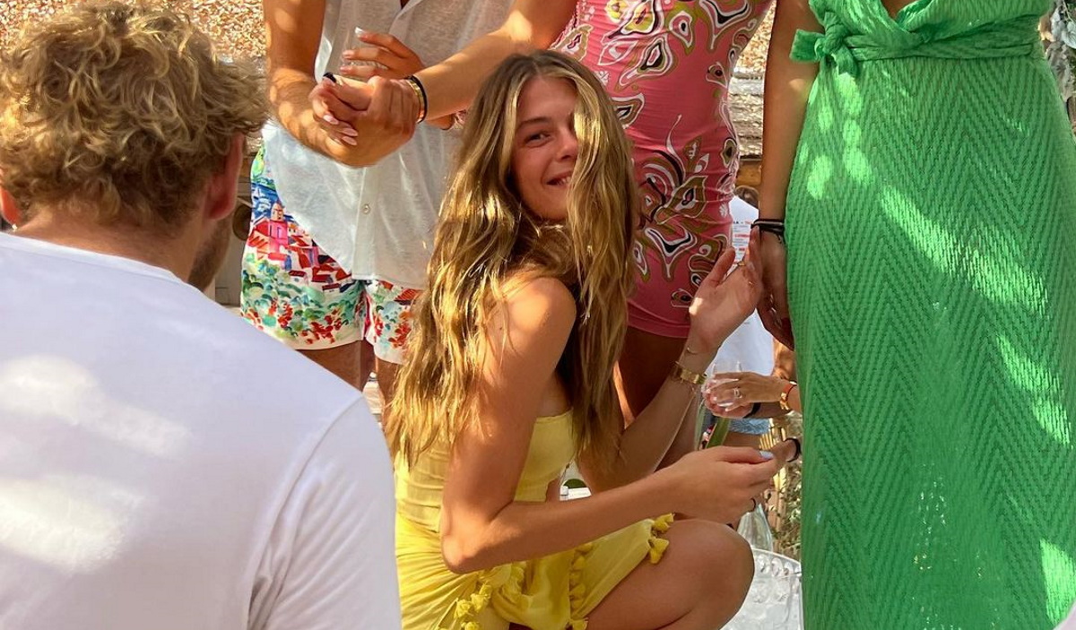 Αμαλία Κωστοπούλου: Η selfie από τις διακοπές της στην Ελλάδα με λευκό boho look