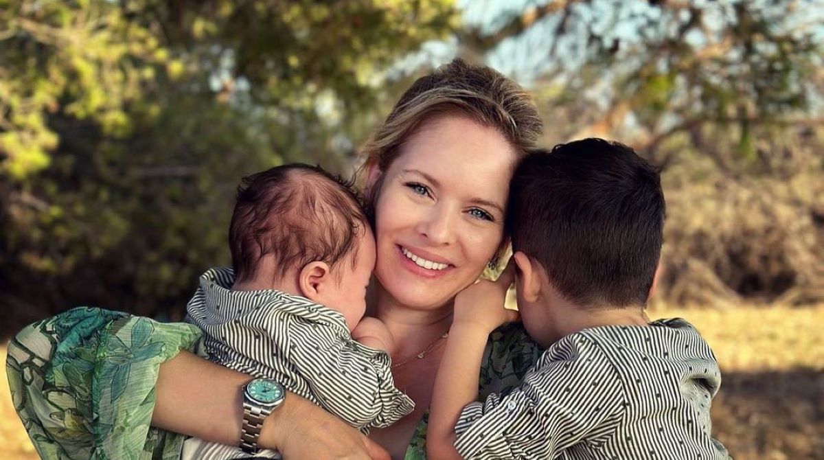 Ανίτα Μπραντ: Η γλυκιά εξομολόγηση για τους γιους της – «Μου φαίνονται λες και περνάνε σε 2 δευτερόλεπτα»