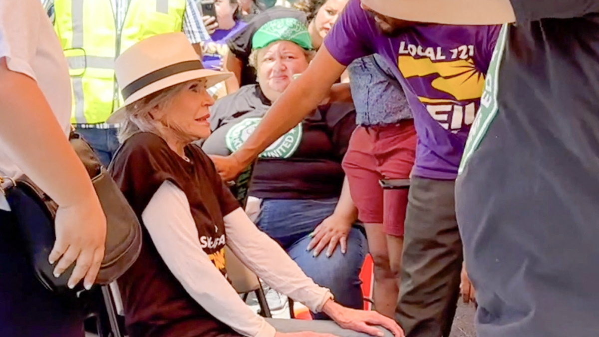 Τζέιν Φόντα: Η αδυναμία που ένιωσε όταν έβγαλε λόγο για τις απεργίες στο Χόλιγουντ