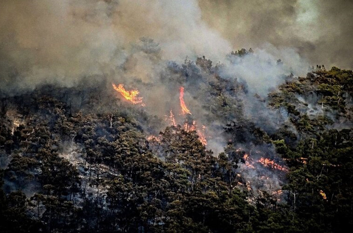 Δραματική η κατάσταση στη Ρόδο: Εκτός ελέγχου η πυρκαγιά