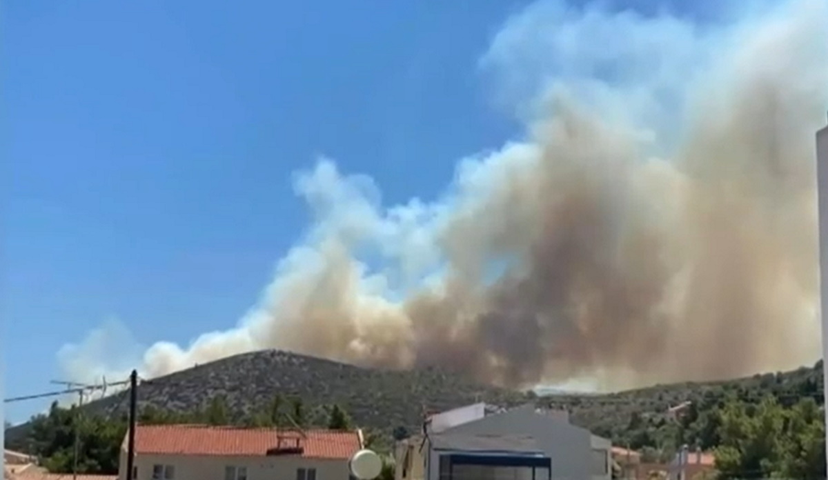 Φωτιά στον Κουβαρά Αττικής – Ζητήθηκε η εκκένωση της Μονής Ιεράς Σκέπης