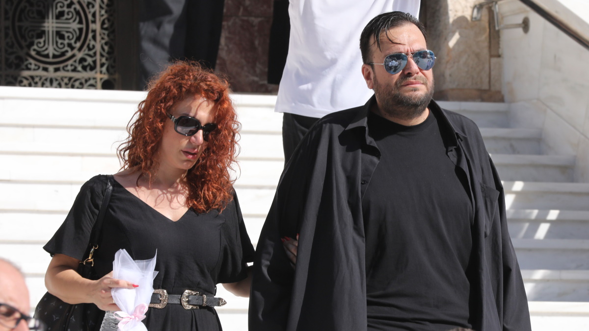 Τζίνα Ντρούλις: Συντετριμμένος ο Φίλιππος Καμπούρης στην κηδεία της αδελφής του
