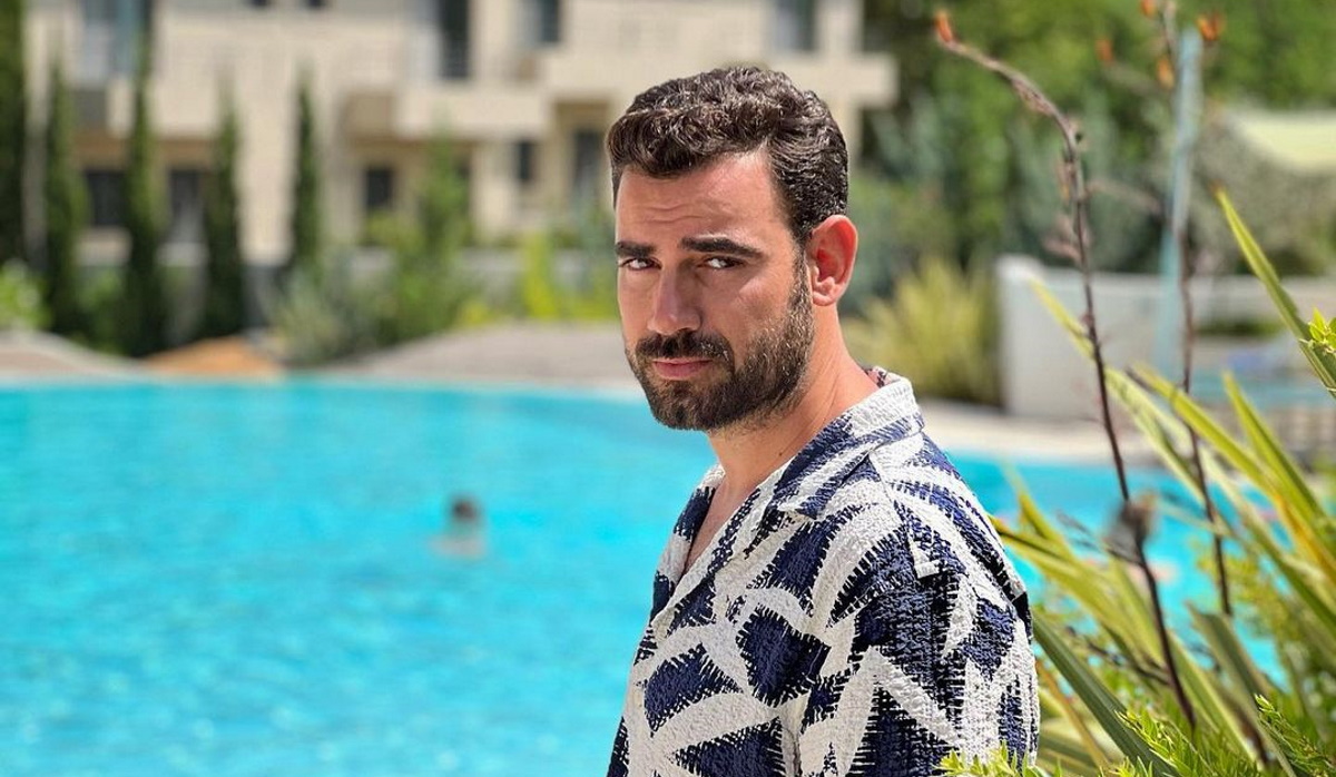 Nίκος Πολυδερόπουλος: Ποζάρει μόνο με την πετσέτα στην παραλία