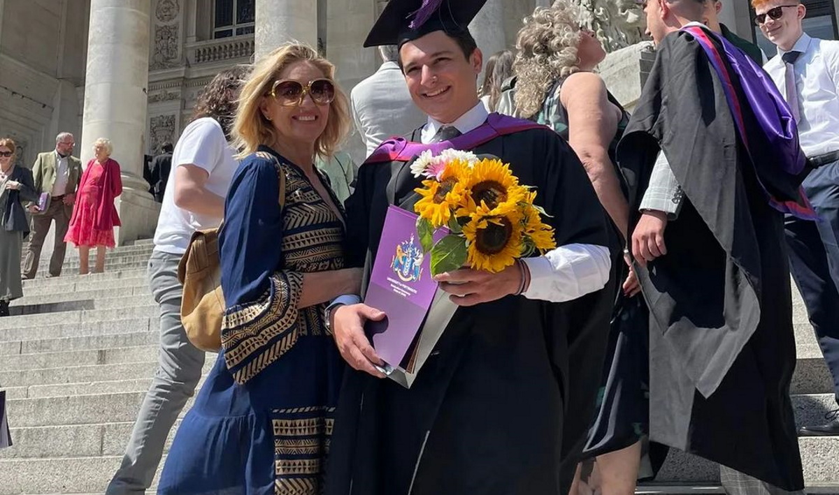 Νατάσα Ράγιου: Συγκινημένη στην τελετή αποφοίτησης του γιου της στην Αγγλία