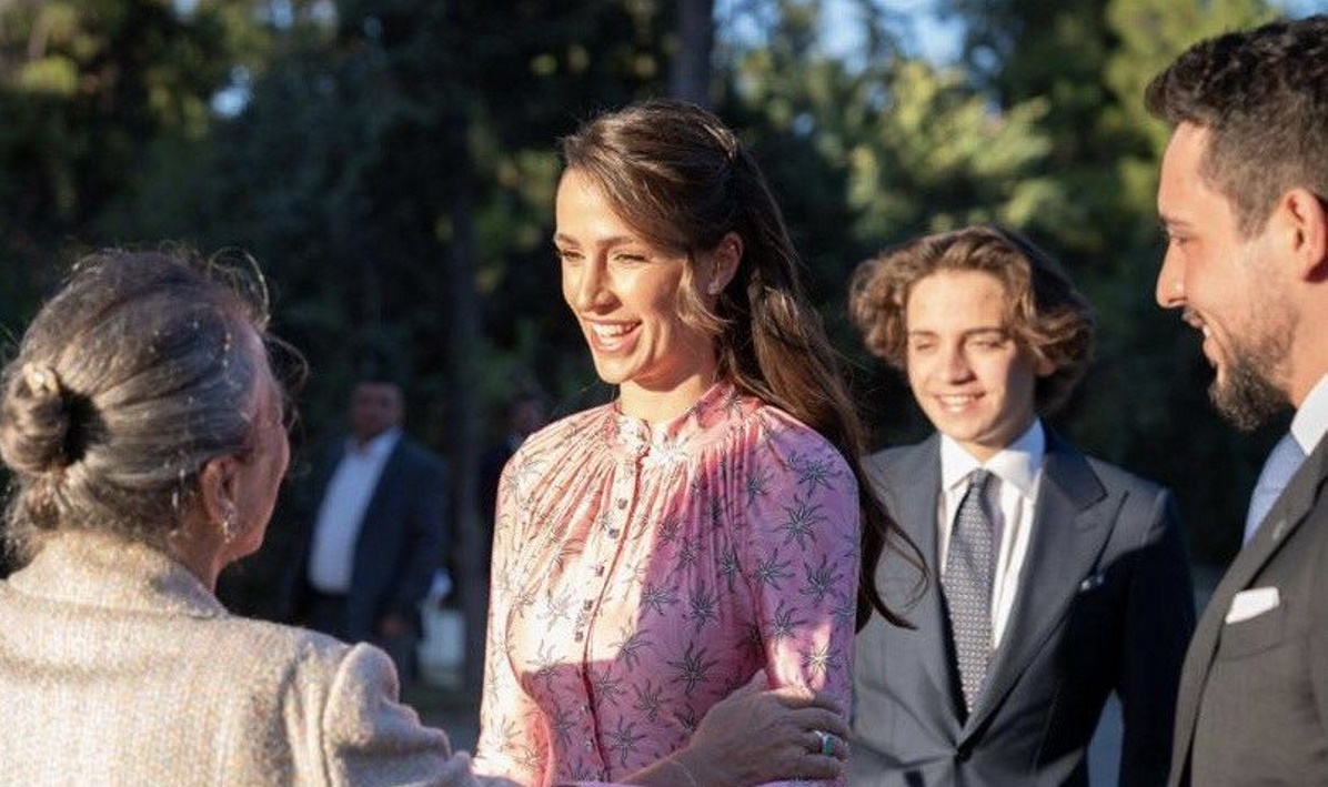 Ράτζουα Αλ Σάιφ: H νύφη της βασίλισσας Ράνια με ροζ ασύμμετρο φόρεμα σε βασιλικό γάμο – Πόσο κοστίζει;