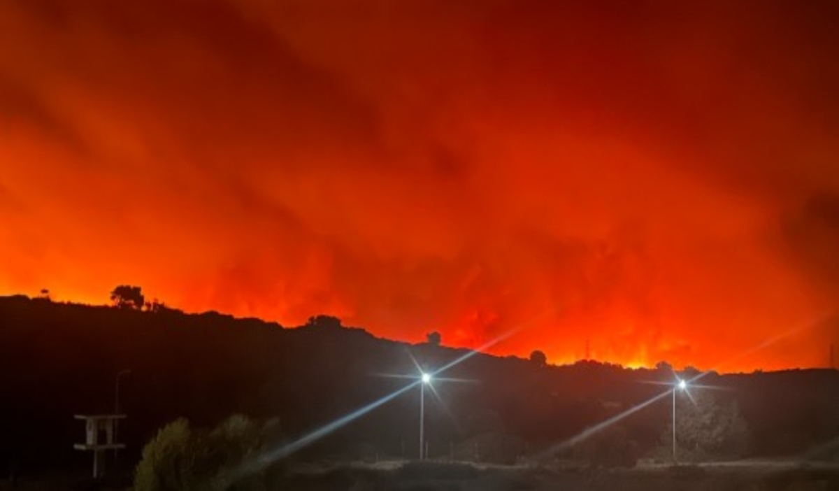 Εφιαλτική νύχτα στη Ρόδο: Τα 30 μέτρα έφτασε το ύψος της φωτιάς στο Κιοτάρι – Πάνω σε χαρτόκουτες κοιμούνται οι άνθρωποι