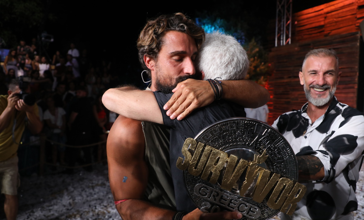 Survivor All Star: Η στιγμή που ο νικητής Σάκης Κατσούλης αγκαλιάζει σφιχτά τον πατέρα του