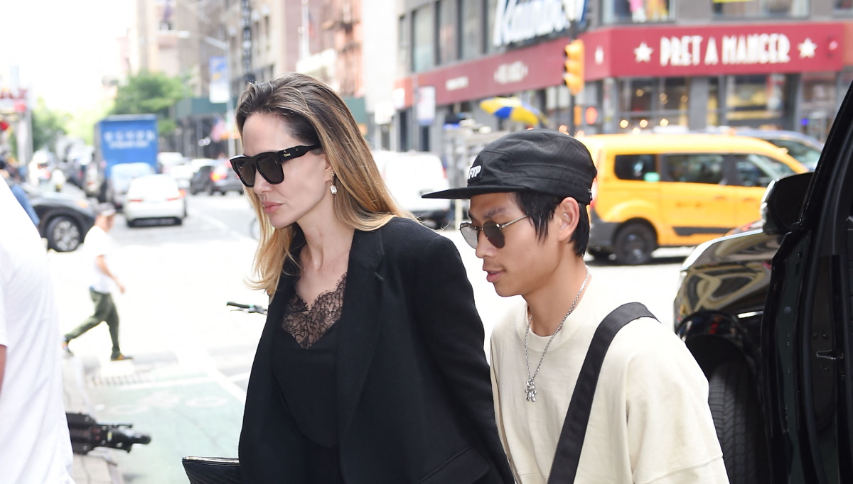 Αντζελίνα Τζολί: Με κοστούμι και καμισόλ τοπ στη Νέα Υόρκη μαζί με τον 19χρονο γιο της, Παξ