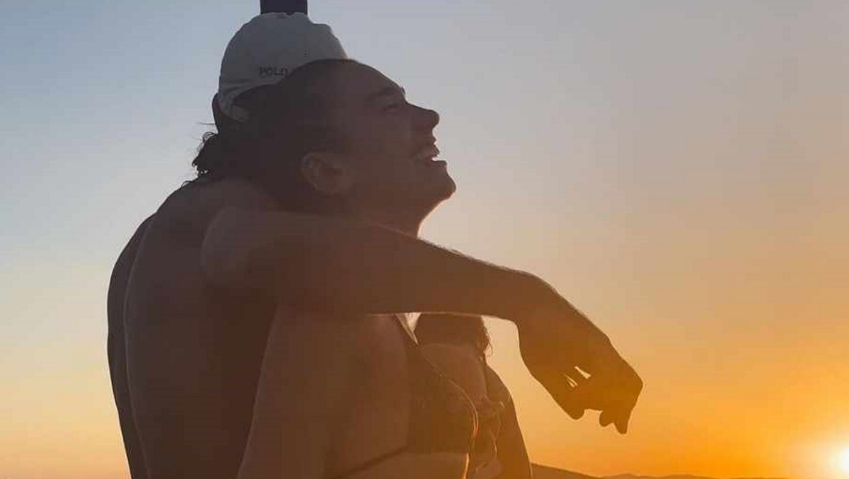 Ντούα Λίπα: Αγκαλιά με τον Ρομέν Γαβράς στο ηλιοβασίλεμα της Πελοποννήσου