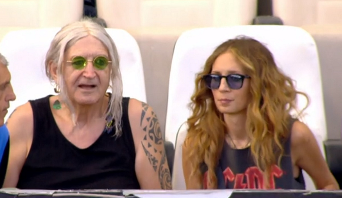 Νίκος Καρβέλας: Στο γήπεδο με πράσινα γυαλιά μαζί με την Έλενα Φερεντίνου