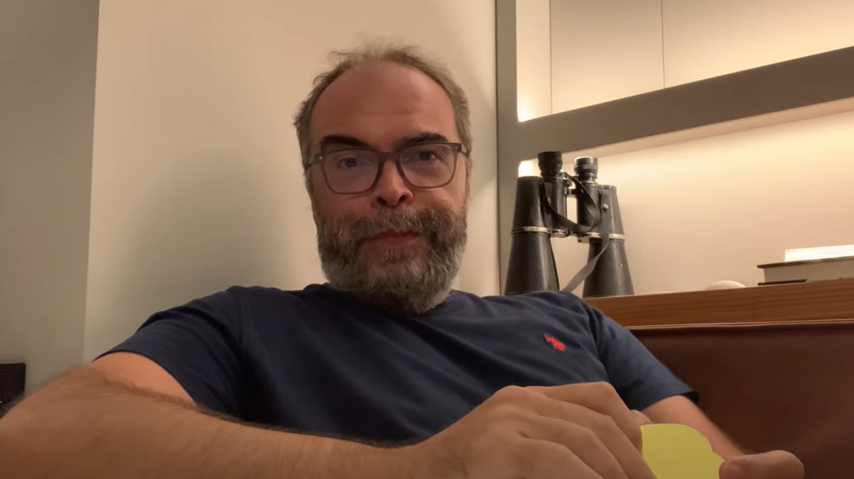 Ανδρέας Κονάνος: Ποιος είναι ο πρώην ιερέας έκανε coming out ως gay