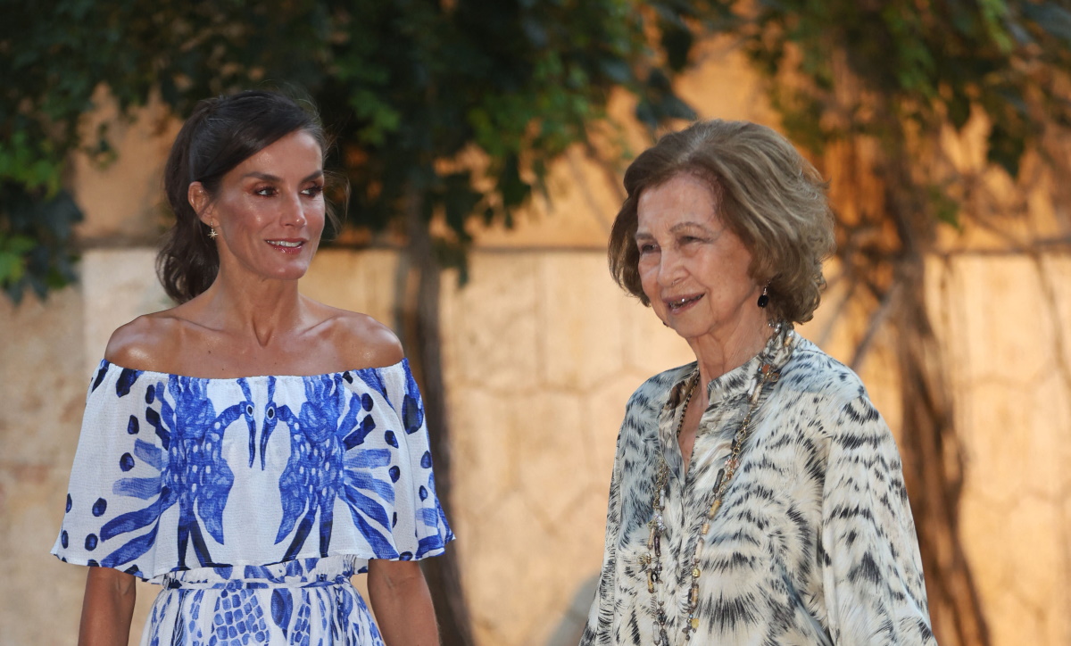 Βασίλισσα Λετίσια: Με floral έξωμο φόρεμα αξίας 132 ευρώ και εσπαντρίγιες –  Η νέα εμφάνιση δίπλα στη Σοφία της Ισπανίας