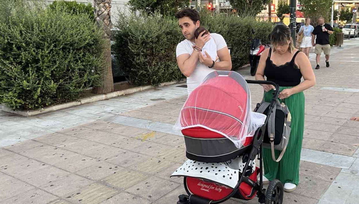 Λάζος Μαντικός – Αθηνά Κουρή: Η πρώτη βόλτα με τη νεογέννητη κόρη τους