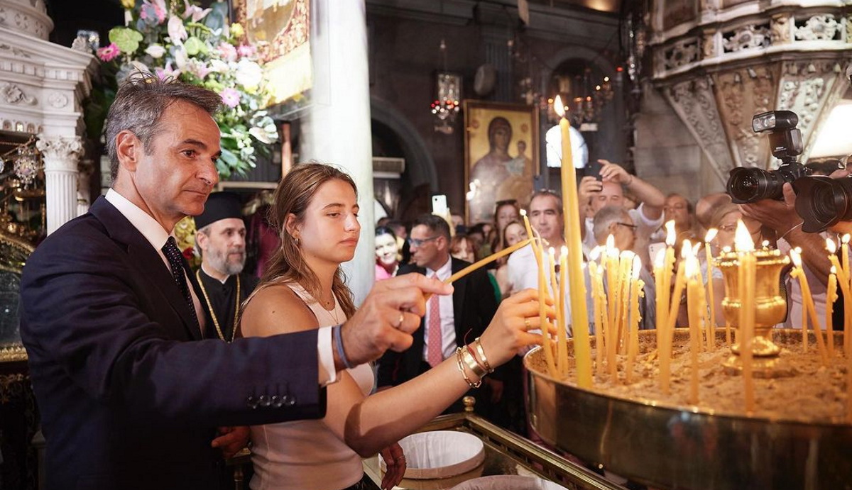 Κυριάκος Μητσοτάκης: Μαζί με την 20χρονη κόρη του στη λιτανεία της εικόνας της Παναγίας στην Τήνο