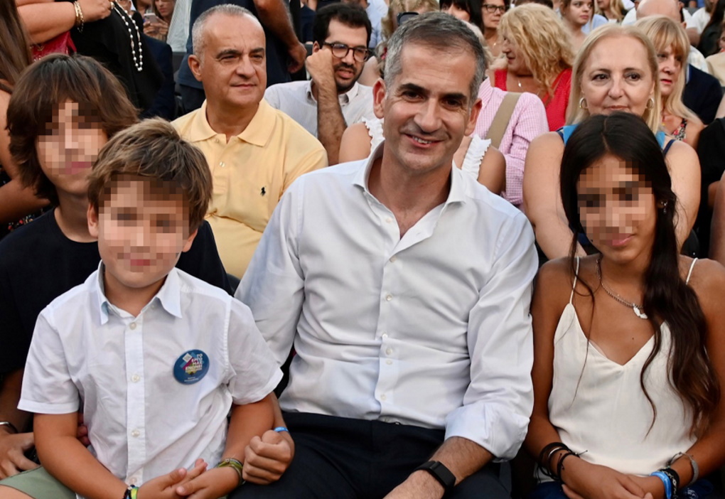 Κώστας Μπακογιάννης: Με τα παιδιά του και  την Ντόρα Μπακογιάννη στο πλευρό του