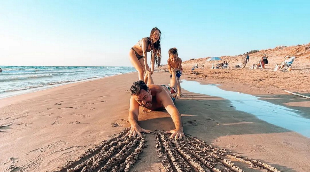Αγγελική Δαλιάνη – Μάνος Παπαγιάννης: Τα παιχνίδια στην άμμο μαζί με τα παιδιά τους