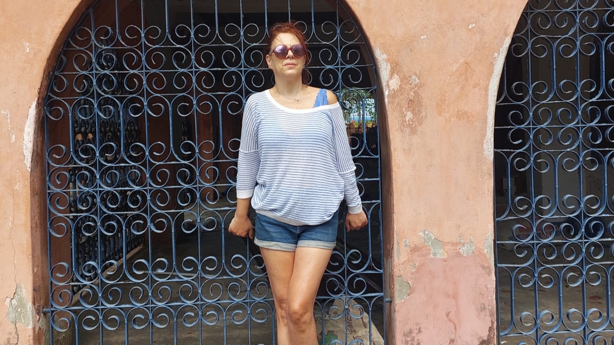 Ελένη Ράντου: Κάνει διακοπές στη Ζανζιβάρη και ποζάρει με τζιν σορτσάκι