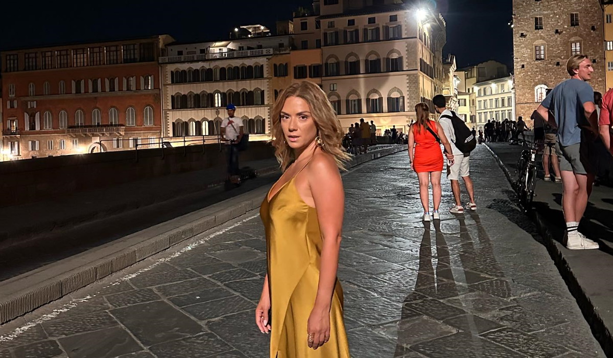 Βάσω Λασκαράκη: Με χρυσό slip dress σε βραδινή έξοδο στη Φλωρεντία