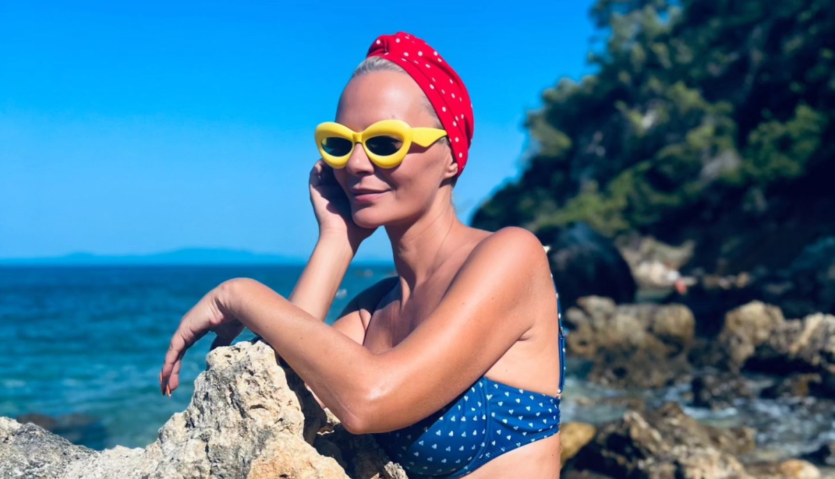 Έλενα Χριστοπούλου: Ποζάρει topless στο μπάνιο της